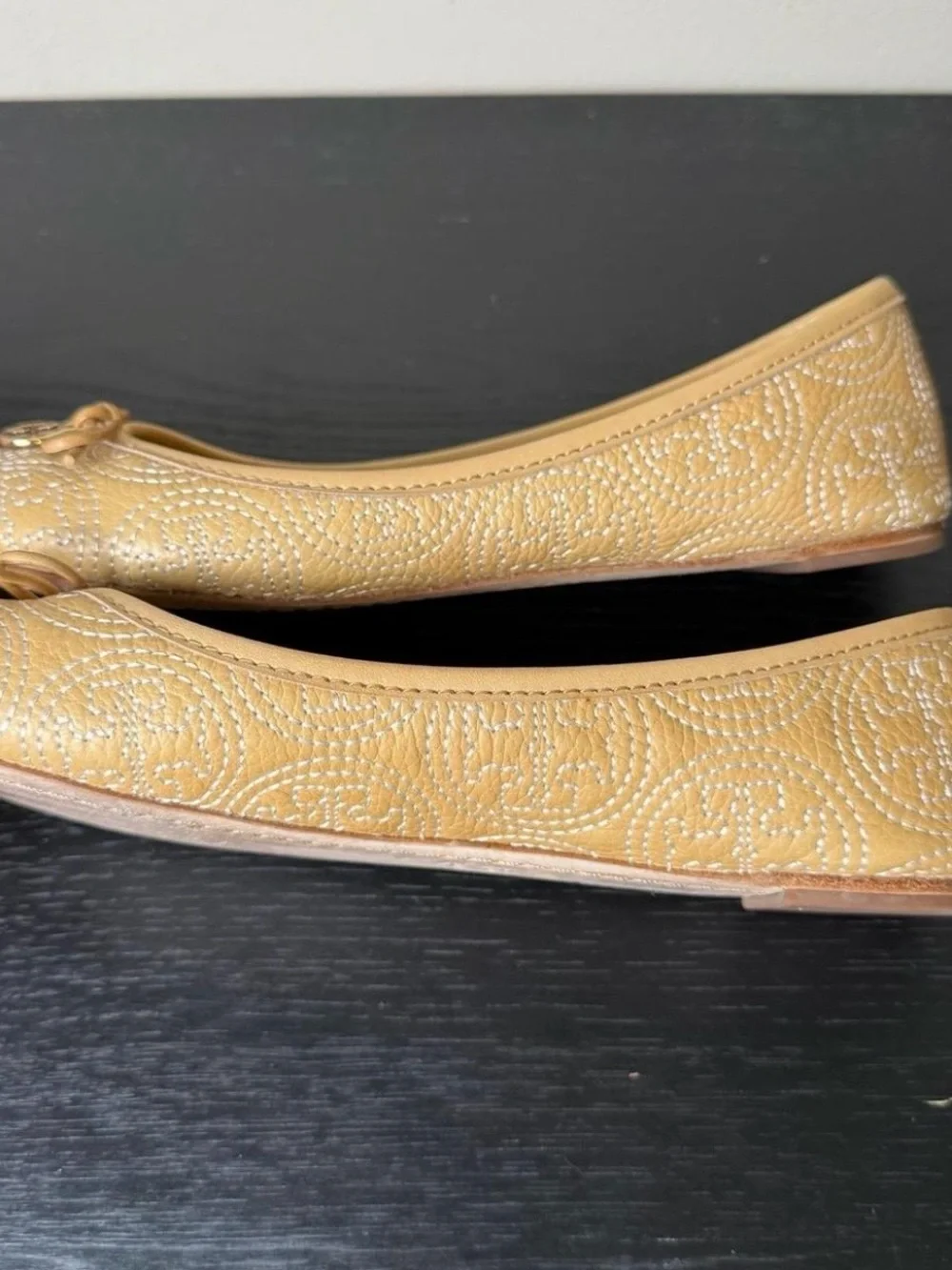 Tory Burch Chelsea flats stitched logo